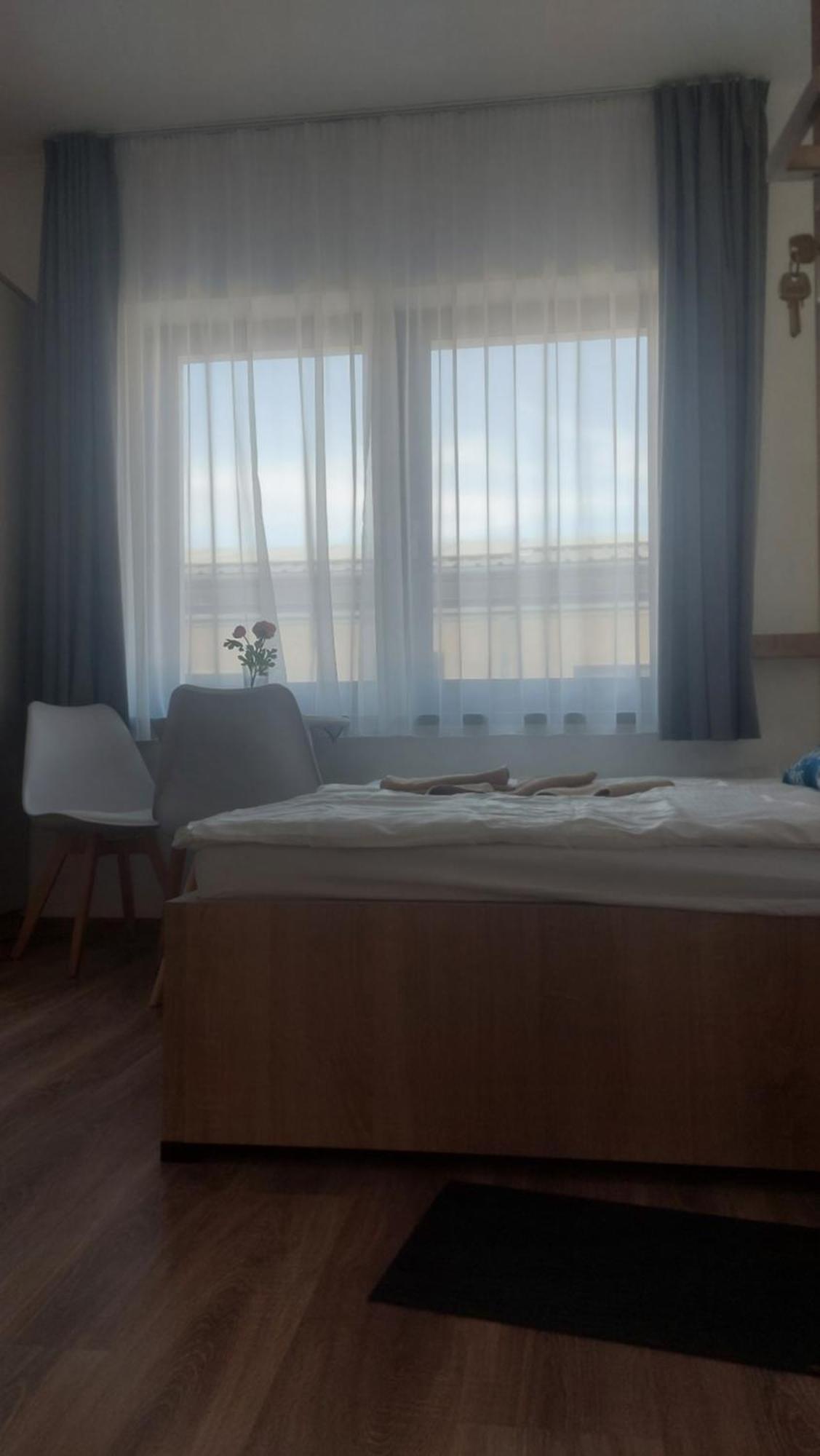 Csaladi Kikoeto Apartman Gyula Eksteriør billede